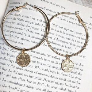 Alquimia Gold Hoop Earrings with Coin Charm